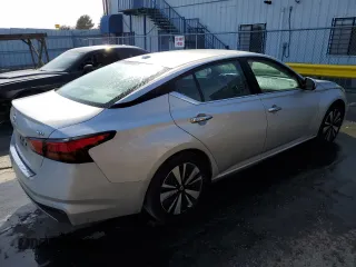 2022 Nissan Altima SV z VIN 1N4BL4DV8NN335701, wystawiony jako Copart lot #53495725 z przebiegiem 63 648 mil mil oraz Czysty tytuł • Clean title. Historia ofert i sprzedaży dostępna na DreamBid. Obrazek 3.