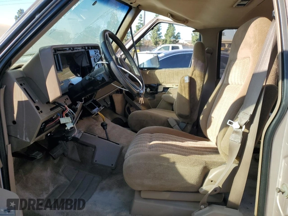 1993 GMC Suburban z VIN 1GKGK26NXPJ711771, wystawiony jako Copart lot #85515174 z przebiegiem 63 064 mil mil oraz Szkoda całkowita • Salvage title. Historia ofert i sprzedaży dostępna na DreamBid. Obrazek 7.