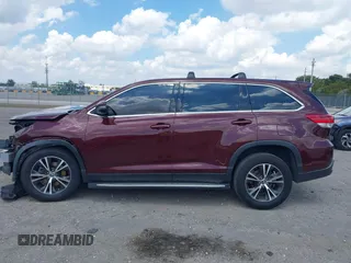 2019 Toyota Highlander LE z VIN 5TDZARFH5KS054593, wystawiony jako IAAI lot #41891885 z przebiegiem 131 351 mil mil oraz . Historia ofert i sprzedaży dostępna na DreamBid. Obrazek 15.