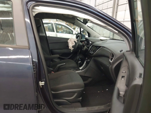 2018 Chevrolet Trax LS with VIN 3GNCJKSBXJL400731, listed as a IAAI auction lot 41827568 with 101,605 mi miles. Bid and sale history available at carsss.com. Image 5.