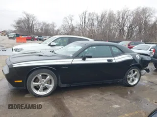 2010 Dodge Challenger R/T Classic z VIN 2B3CJ5DT8AH184131, wystawiony jako IAAI lot #41525482 z przebiegiem 97 143 mil mil oraz . Historia ofert i sprzedaży dostępna na DreamBid. Obrazek 15.