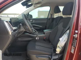 2024 Kia Sorento LX z VIN 5XYRG4JC9RG307967, wystawiony jako Copart lot #53749435 z przebiegiem 21 522 mil mil oraz Szkoda całkowita • Salvage title. Historia ofert i sprzedaży dostępna na DreamBid. Obrazek 7.