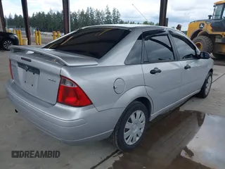 2006 Ford Focus S z VIN 1FAFP34N66W141597, wystawiony jako IAAI lot #42301819 z przebiegiem 94 705 mil mil oraz . Historia ofert i sprzedaży dostępna na DreamBid. Obrazek 4.