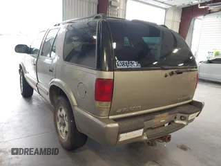 2002 Chevrolet Blazer LS z VIN 1GNDT13WX2K182268, wystawiony jako IAAI lot #41872743 z przebiegiem 135 008 mil mil oraz . Historia ofert i sprzedaży dostępna na DreamBid. Obrazek 3.