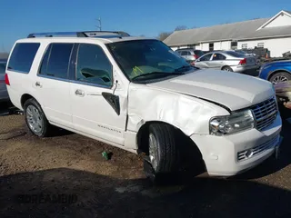 2013 Lincoln Navigator z VIN 5LMJJ2H57DEL08622, wystawiony jako IAAI lot #41759357 z przebiegiem 157 131 mil mil oraz . Historia ofert i sprzedaży dostępna na DreamBid. Obrazek 1.