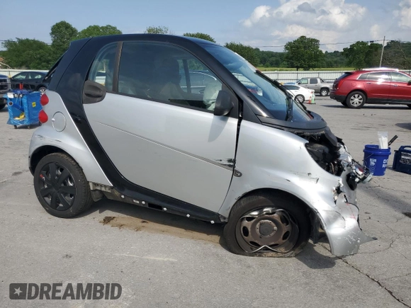 2015 Smart fortwo Passion z VIN WMEEJ3BA8FK811537, wystawiony jako Copart lot #57823255 z przebiegiem Nie podano mil oraz Szkoda całkowita • Salvage title. Historia ofert i sprzedaży dostępna na DreamBid. Obrazek 4.