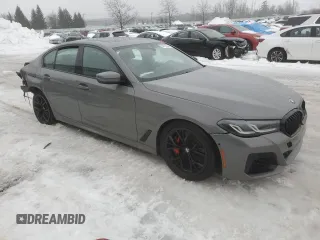 2021 BMW 5 Series M550i xDrive z VIN WBA13BK05MCF97316, wystawiony jako Copart lot #63713144 z przebiegiem Nie podano mil oraz Szkoda całkowita • Salvage title. Historia ofert i sprzedaży dostępna na DreamBid. Obrazek 4.