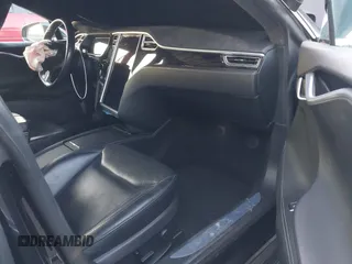2016 Tesla Model S 90D z VIN 5YJSA1E26GF156108, wystawiony jako IAAI lot #41453148 z przebiegiem 74 717 mil mil oraz . Historia ofert i sprzedaży dostępna na DreamBid. Obrazek 5.