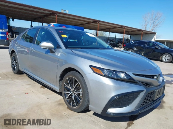 2023 Toyota Camry SE z VIN 4T1G11AK5PU785700, wystawiony jako IAAI lot #41845003 z przebiegiem 21 207 mil mil oraz . Historia ofert i sprzedaży dostępna na DreamBid. Obrazek 1.