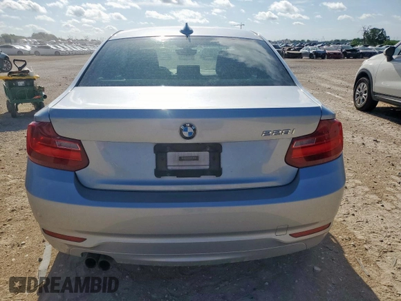 2015 BMW 2 Series 228i z VIN WBA1F5C55FV257350, wystawiony jako Copart lot #61639045 z przebiegiem 63 759 mil mil oraz Czysty tytuł • Clean title. Historia ofert i sprzedaży dostępna na DreamBid. Obrazek 6.