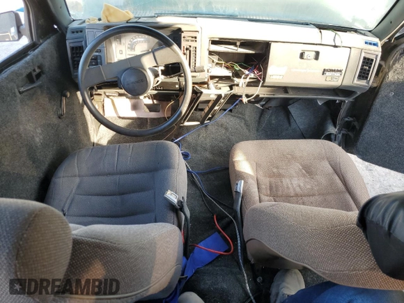 1989 Chevrolet Blazer z VIN 1GNCS18Z9K8255600, wystawiony jako Copart lot #76288754 z przebiegiem 224 837 mil mil oraz Nie do naprawy • Non repairable. Historia ofert i sprzedaży dostępna na DreamBid. Obrazek 8.