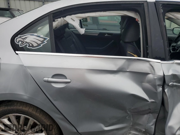 2015 Volkswagen Jetta SE с VIN 3VWD17AJ2FM350408, выставлен на аукционе Copart как лот 60422495 с пробегом 137 473 миль миль и Списание • Salvage title. История ставок и продаж доступна на DreamBid. Изображение 10.