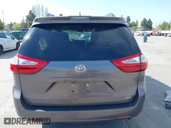 2018 Toyota Sienna XLE Auto Access Seat with VIN 5TDYZ3DC7JS934752, listed as a IAAI auction lot 41982268 with 60,225 mi miles. Bid and sale history available at carsss.com. Image 17.