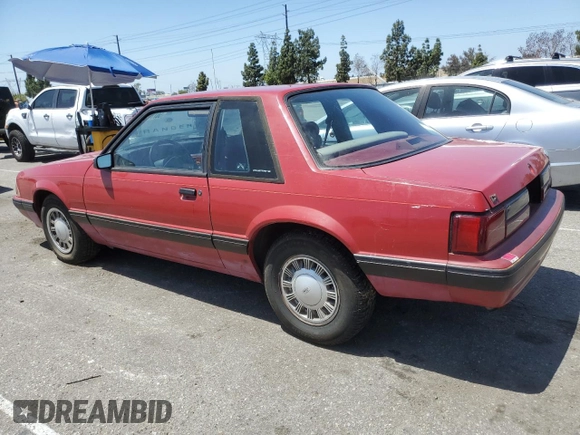 1988 Ford Mustang z VIN 1FABP40A9JF257876, wystawiony jako Copart lot #56777285 z przebiegiem 33 247 mil mil oraz Czysty tytuł • Clean title. Historia ofert i sprzedaży dostępna na DreamBid. Obrazek 2.