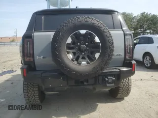 2024 GMC Hummer EV 2X z VIN 1GKB0NDE8RU106525, wystawiony jako Copart lot #54308665 z przebiegiem 4762 mil mil oraz Szkody całkowita. Historia ofert i sprzedaży dostępna na DreamBid. Obrazek 6.