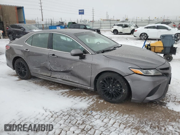 2020 Toyota Camry SE z VIN 4T1G11AK6LU943973, wystawiony jako Copart lot #88141975 z przebiegiem 77 589 mil mil oraz Szkoda całkowita • Salvage title. Historia ofert i sprzedaży dostępna na DreamBid. Obrazek 4.
