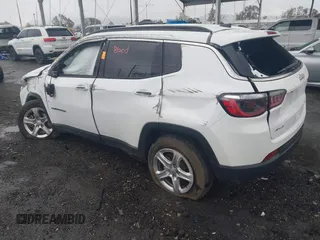 2023 Jeep Compass Latitude z VIN 3C4NJDBN5PT552769, wystawiony jako IAAI lot #41786110 z przebiegiem 53 133 mil mil oraz . Historia ofert i sprzedaży dostępna na DreamBid. Obrazek 3.