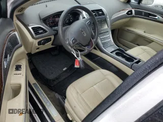 2015 Lincoln MKZ z VIN 3LN6L2J9XFR605027, wystawiony jako Copart lot #57724605 z przebiegiem 76 845 mil mil oraz Czysty tytuł • Clean title. Historia ofert i sprzedaży dostępna na DreamBid. Obrazek 8.