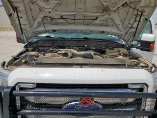 2015 Ford F-250 Lariat z VIN 1FT7W2BT5FED51952, wystawiony jako Copart lot #57121025 z przebiegiem 174 811 mil mil oraz Szkoda całkowita • Salvage title. Historia ofert i sprzedaży dostępna na DreamBid. Obrazek 11.