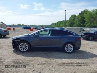 2017 Tesla Model X 90D z VIN 5YJXCBE20HF070235, wystawiony jako IAAI lot #42099344 z przebiegiem 57 686 mil mil oraz . Historia ofert i sprzedaży dostępna na DreamBid. Obrazek 15.