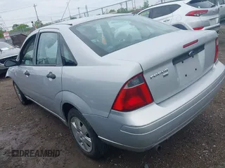 2007 Ford Focus S z VIN 1FAHP34N57W326220, wystawiony jako IAAI lot #42123072 z przebiegiem Nie podano mil oraz . Historia ofert i sprzedaży dostępna na DreamBid. Obrazek 3.