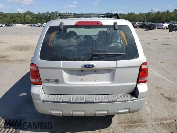 2008 Ford Escape XLS z VIN 1FMCU02ZX8KB15214, wystawiony jako Copart lot #53585195 z przebiegiem 241 310 mil mil oraz Szkoda całkowita • Salvage title. Historia ofert i sprzedaży dostępna na DreamBid. Obrazek 6.