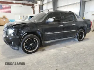 2010 Chevrolet Avalanche LTZ z VIN 3GNVKGE00AG212578, wystawiony jako Copart lot #56909535 z przebiegiem 191 645 mil mil oraz Szkoda całkowita • Salvage title. Historia ofert i sprzedaży dostępna na DreamBid. Obrazek 1.