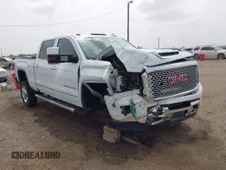 2017 GMC Sierra 2500HD Denali z VIN 1GT12UEY1HF213326, wystawiony jako IAAI lot #41807632 z przebiegiem 224 620 mil mil oraz . Historia ofert i sprzedaży dostępna na DreamBid. Obrazek 1.