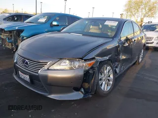 2013 Lexus ES 300h z VIN JTHBW1GG3D2015178, wystawiony jako IAAI lot #42045484 z przebiegiem 104 301 mil mil oraz . Historia ofert i sprzedaży dostępna na DreamBid. Obrazek 2.