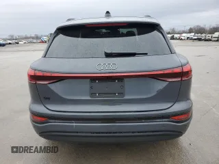 2025 Audi Q6 e-tron Premium Plus z VIN WA124BGF6SA005195, wystawiony jako Copart lot #42492975 z przebiegiem Nie podano mil oraz Szkody całkowita. Historia ofert i sprzedaży dostępna na DreamBid. Obrazek 6.