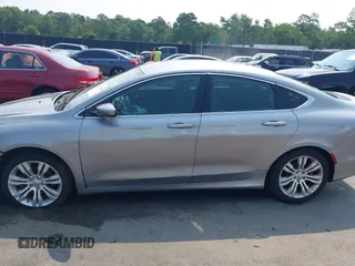 2015 Chrysler 200 Limited z VIN 1C3CCCAB5FN545827, wystawiony jako IAAI lot #42370385 z przebiegiem 134 318 mil mil oraz . Historia ofert i sprzedaży dostępna na DreamBid. Obrazek 14.