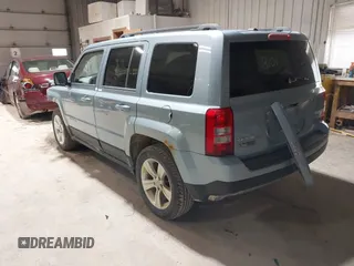 2013 Jeep Patriot Latitude z VIN 1C4NJRFB2DD140601, wystawiony jako IAAI lot #41938101 z przebiegiem 143 160 mil mil oraz . Historia ofert i sprzedaży dostępna na DreamBid. Obrazek 3.