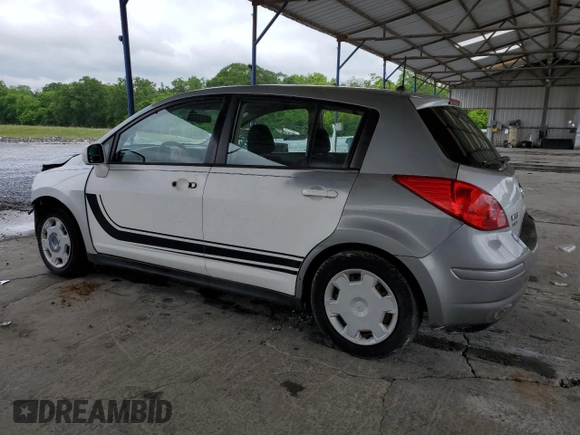 2008 Nissan Versa S z VIN 3N1BC13EX8L444176, wystawiony jako Copart lot #55516445 z przebiegiem 135 005 mil mil oraz Szkoda całkowita • Salvage title. Historia ofert i sprzedaży dostępna na DreamBid. Obrazek 2.