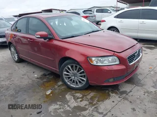 2011 Volvo S40 with VIN YV1672MS1B2549902, listed as a IAAI auction lot 41019576 with 97,101 mi miles. Bid and sale history available at carsss.com. Image 1.