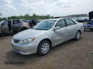 2005 Toyota Camry STD z VIN 4T1BE32K25U501946, wystawiony jako Copart lot #60563535 z przebiegiem 175 564 mil mil oraz Czysty tytuł • Clean title. Historia ofert i sprzedaży dostępna na DreamBid. Obrazek 1.