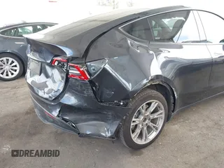 2024 Tesla Model Y Long Range z VIN 7SAYGDEE2RF069588, wystawiony jako IAAI lot #42024180 z przebiegiem 13 230 mil mil oraz . Historia ofert i sprzedaży dostępna na DreamBid. Obrazek 6.