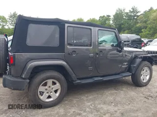 2016 Jeep Wrangler Unlimited Sahara z VIN 1C4HJWEG1GL252860, wystawiony jako IAAI lot #42215620 z przebiegiem 85 267 mil mil oraz . Historia ofert i sprzedaży dostępna na DreamBid. Obrazek 13.