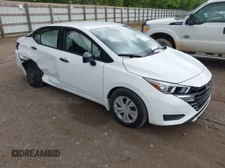 2024 Nissan Versa S z VIN 3N1CN8DV4RL924009, wystawiony jako IAAI lot #42118523 z przebiegiem 5 653 mil mil oraz . Historia ofert i sprzedaży dostępna na DreamBid. Obrazek 1.