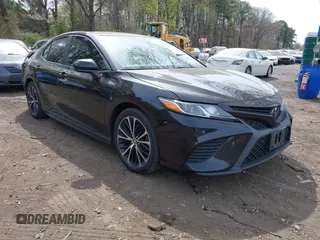 2020 Toyota Camry SE z VIN 4T1G11BK5LU007163, wystawiony jako IAAI lot #42117116 z przebiegiem 60 612 mil mil oraz . Historia ofert i sprzedaży dostępna na DreamBid. Obrazek 1.
