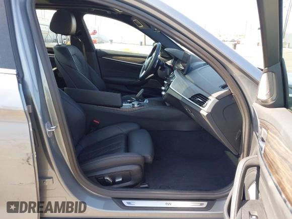 2023 BMW 5 Series 530e z VIN WBA13AG00PCM10164, wystawiony jako IAAI lot #42406603 z przebiegiem 26 770 mil mil oraz . Historia ofert i sprzedaży dostępna na DreamBid. Obrazek 5.
