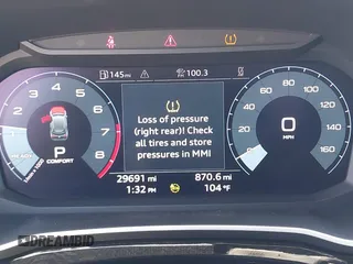 2024 Audi Q3 S line Premium z VIN WA1DECF39R1055263, wystawiony jako IAAI lot #42270200 z przebiegiem 29 691 mil mil oraz . Historia ofert i sprzedaży dostępna na DreamBid. Obrazek 7.