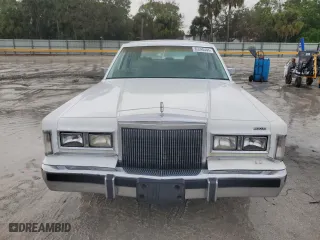 1988 Lincoln Town Car with VIN 1LNBM81F1JY795671, listed as a Copart auction lot 85590444 with 450,418 mi miles and Clean Title. Bid and sale history available at carsss.com. Image 5.