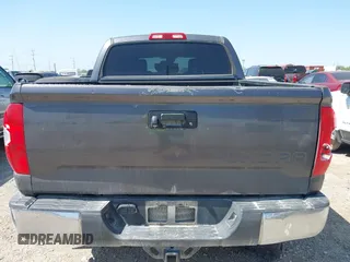 2018 Toyota Tundra SR5 z VIN 5TFEY5F10JX242131, wystawiony jako IAAI lot #41977889 z przebiegiem 178 913 mil mil oraz . Historia ofert i sprzedaży dostępna na DreamBid. Obrazek 16.