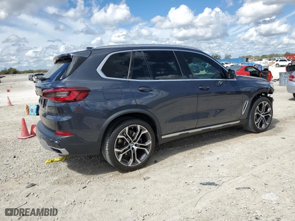 2021 BMW X5 sDrive40i with VIN 5UXCR4C06M9F65541, listed as a Copart auction lot 46525585 with 55,152 mi miles and Salvage Title. Bid and sale history available at carsss.com. Image 3.