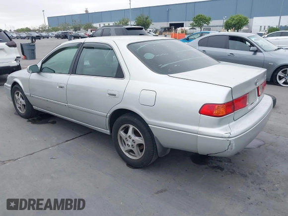2001 Toyota Camry LE z VIN 4T1BF22K61U126600, wystawiony jako IAAI lot #42175093 z przebiegiem 294 276 mil mil oraz . Historia ofert i sprzedaży dostępna na DreamBid. Obrazek 3.