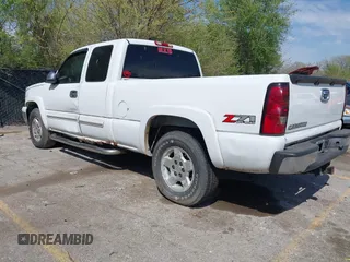 2006 Chevrolet Silverado 1500 LT3 with VIN 1GCEK19Z06Z198008, listed as a IAAI auction lot 42026601 with 258,272 mi miles. Bid and sale history available at carsss.com. Image 3.