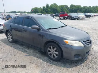 2011 Toyota Camry LE z VIN 4T1BF3EK0BU678810, wystawiony jako IAAI lot #42389108 z przebiegiem 240 908 mil mil oraz . Historia ofert i sprzedaży dostępna na DreamBid. Obrazek 1.