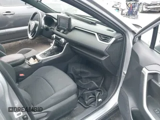 2022 Toyota RAV4 Hybrid SE z VIN 4T3T6RFV9NU070229, wystawiony jako IAAI lot #42565070 z przebiegiem 21 901 mil mil oraz . Historia ofert i sprzedaży dostępna na DreamBid. Obrazek 5.
