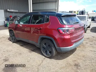 2021 Jeep Compass Latitude z VIN 3C4NJCBB0MT510361, wystawiony jako IAAI lot #42283289 z przebiegiem 37 468 mil mil oraz . Historia ofert i sprzedaży dostępna na DreamBid. Obrazek 3.
