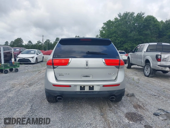2013 Lincoln MKX z VIN 2LMDJ6JK8DBL24223, wystawiony jako IAAI lot #42274870 z przebiegiem 241 250 mil mil oraz . Historia ofert i sprzedaży dostępna na DreamBid. Obrazek 17.